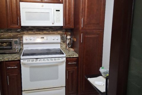 Condominio en venta en Pembroke Pines, Florida, 2 dormitorios № 1997616 - foto 12