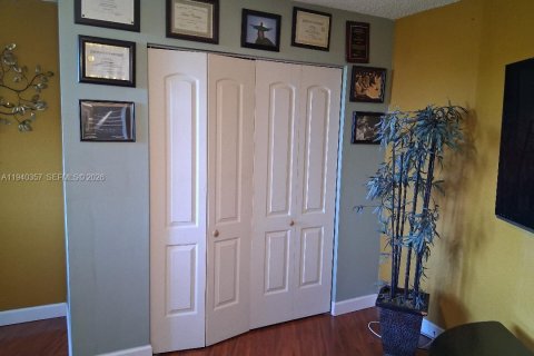 Condominio en venta en Pembroke Pines, Florida, 2 dormitorios № 1997616 - foto 18