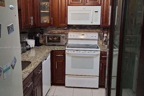 Condominio en venta en Pembroke Pines, Florida, 2 dormitorios № 1997616 - foto 11