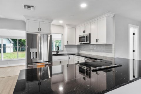 House in Jensen Beach, Florida 2 bedrooms, 103.68 sq.m. № 1877867 - photo 7