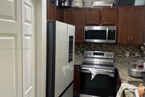 Townhouse in Miramar, Florida 3 bedrooms, 153.85 sq.m. № 2013158 - photo 17