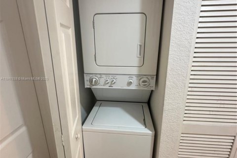 Townhouse in Miramar, Florida 3 bedrooms, 153.85 sq.m. № 2013158 - photo 21