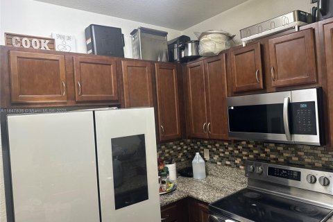 Townhouse in Miramar, Florida 3 bedrooms, 153.85 sq.m. № 2013158 - photo 3