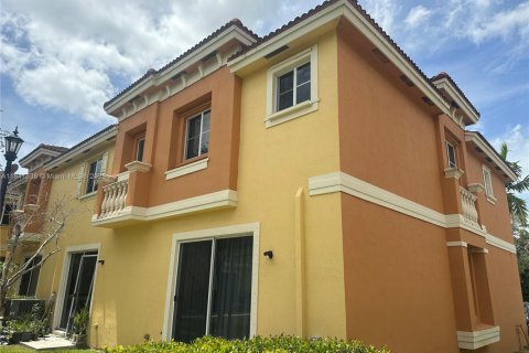 Townhouse in Miramar, Florida 3 bedrooms, 153.85 sq.m. № 2013158 - photo 2