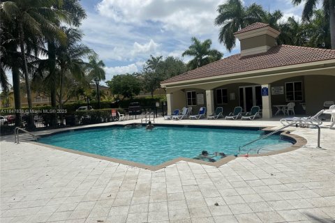 Townhouse in Miramar, Florida 3 bedrooms, 153.85 sq.m. № 2013158 - photo 12