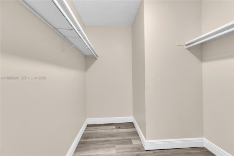 Copropriété à vendre à Hialeah, Floride: 2 chambres, 127.83 m2 № 2243938 - photo 13