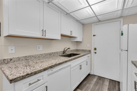 Copropriété à vendre à Hialeah, Floride: 2 chambres, 127.83 m2 № 2243938 - photo 5