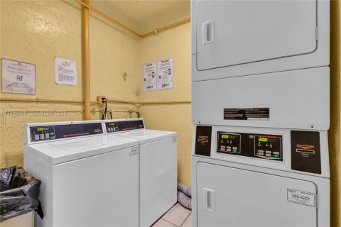 Copropriété à vendre à Hialeah, Floride: 2 chambres, 127.83 m2 № 2243938 - photo 21