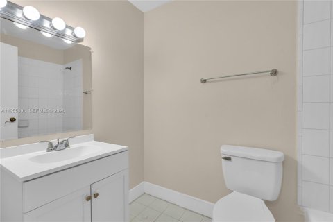 Copropriété à vendre à Hialeah, Floride: 2 chambres, 127.83 m2 № 2243938 - photo 8