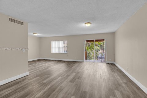 Copropriété à vendre à Hialeah, Floride: 2 chambres, 127.83 m2 № 2243938 - photo 4