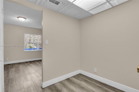 Copropriété à vendre à Hialeah, Floride: 2 chambres, 127.83 m2 № 2243938 - photo 7