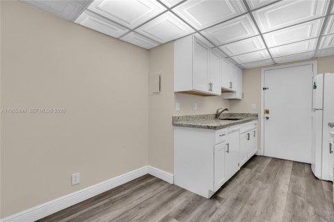 Copropriété à vendre à Hialeah, Floride: 2 chambres, 127.83 m2 № 2243938 - photo 6