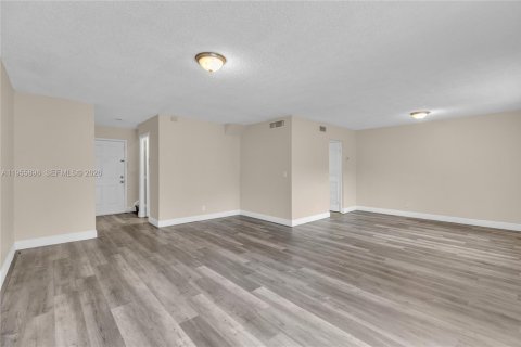 Copropriété à vendre à Hialeah, Floride: 2 chambres, 127.83 m2 № 2243938 - photo 3