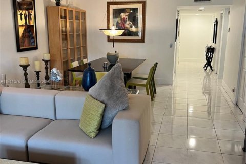 Condo in Weston, Florida, 2 bedrooms № 1998585 - photo 2