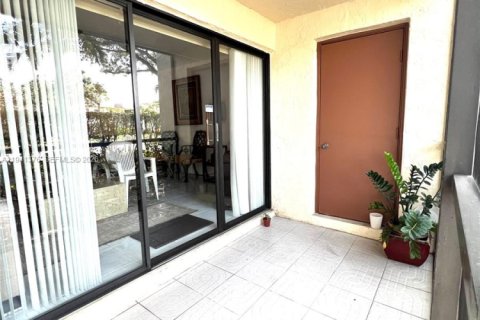 Condo in Weston, Florida, 2 bedrooms № 1998585 - photo 18