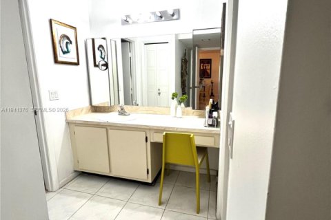 Condo in Weston, Florida, 2 bedrooms № 1998585 - photo 11
