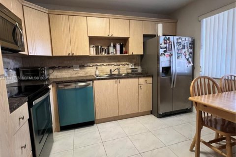 Condo in Weston, Florida, 2 bedrooms № 1998585 - photo 5