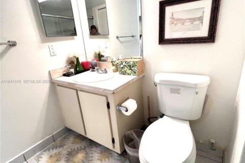 Condo in Weston, Florida, 2 bedrooms № 1998585 - photo 15