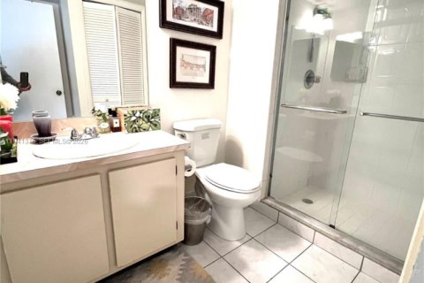 Condo in Weston, Florida, 2 bedrooms № 1998585 - photo 17