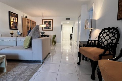 Condo in Weston, Florida, 2 bedrooms № 1998585 - photo 4