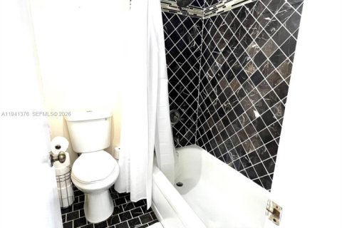 Condo in Weston, Florida, 2 bedrooms № 1998585 - photo 8