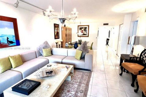 Condo in Weston, Florida, 2 bedrooms № 1998585 - photo 3