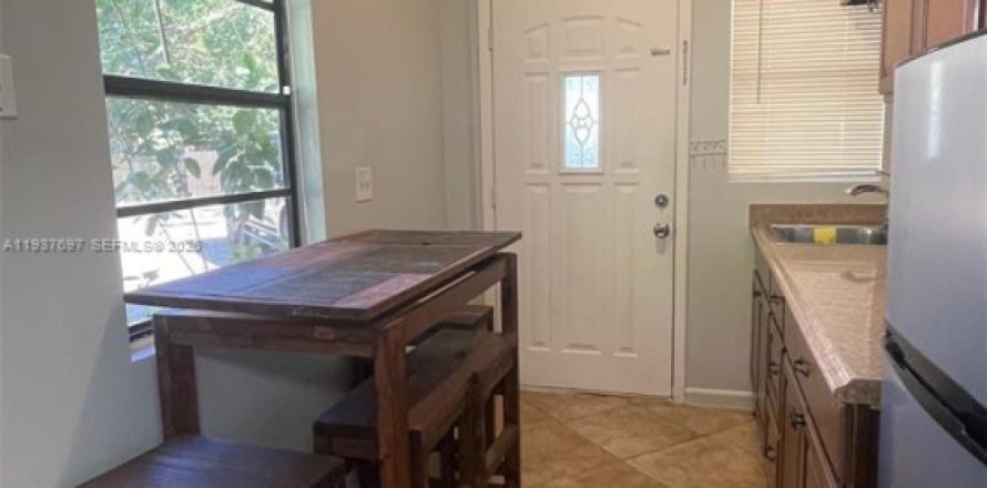 Commercial property in Vero Beach, Florida 1 bedroom, 91.79 sq.m. № 1995565