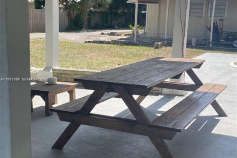 Commercial property in Vero Beach, Florida 1 bedroom, 91.79 sq.m. № 1995565 - photo 4