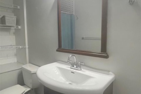 Commercial property in Vero Beach, Florida 1 bedroom, 91.79 sq.m. № 1995565 - photo 2