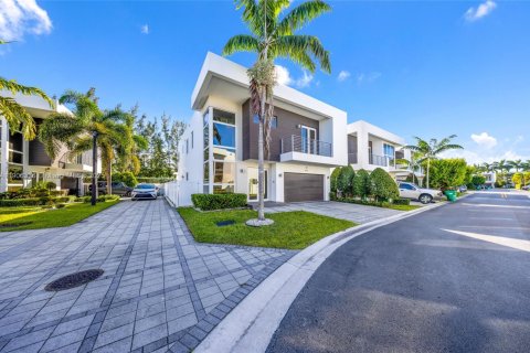 Villa ou maison à vendre à Doral, Floride: 5 chambres, 289.2 m2 № 1956914 - photo 2