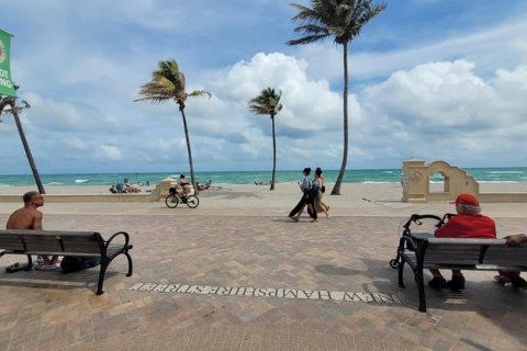 Condo in Hollywood, Florida, 1 bedroom  № 1034059 - photo 1