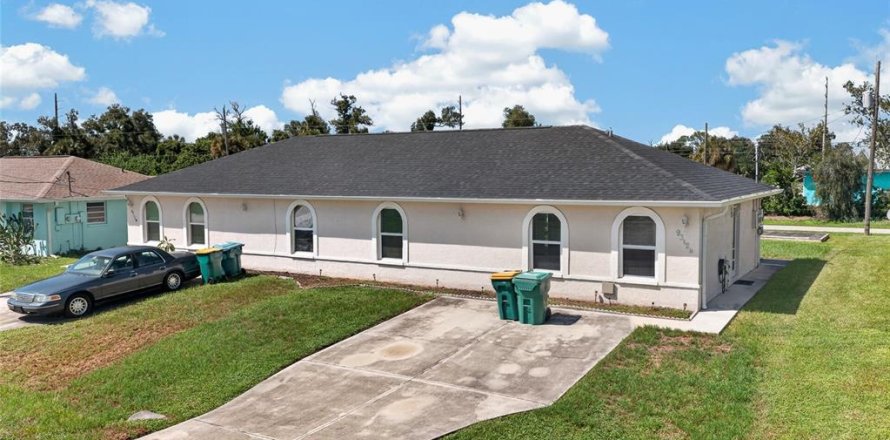 Immobilier commercial à Englewood, Floride 4 chambres, 180.6 m2 № 2379695