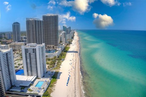 Condo in Hallandale Beach, Florida, 3 bedrooms  № 1818243 - photo 2