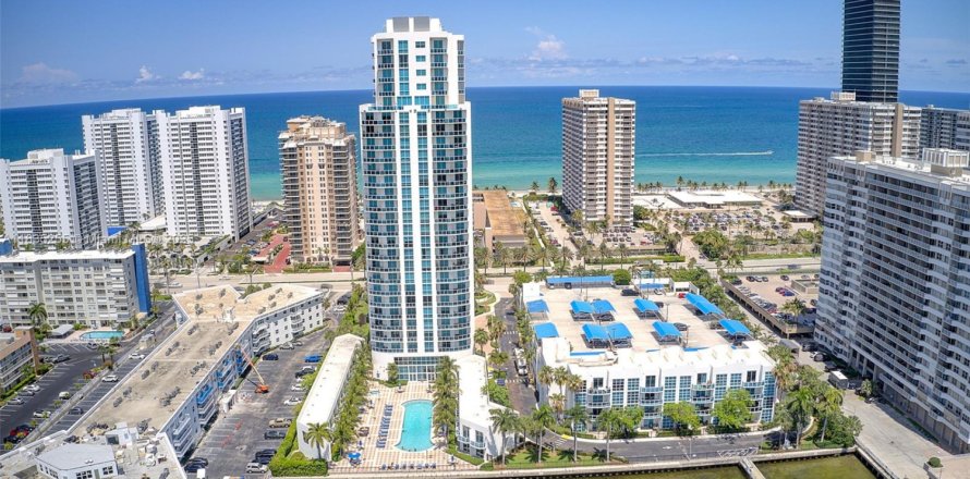 Condo in Hallandale Beach, Florida, 3 bedrooms № 1818243