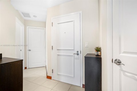 Condo in Hallandale Beach, Florida, 3 bedrooms  № 1818243 - photo 17