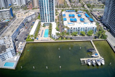 Condo in Hallandale Beach, Florida, 3 bedrooms  № 1818243 - photo 4