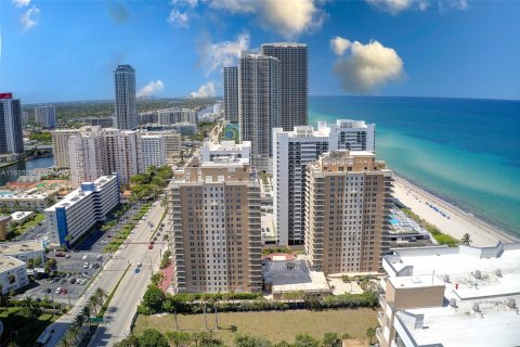 Condo in Hallandale Beach, Florida, 3 bedrooms  № 1818243 - photo 6
