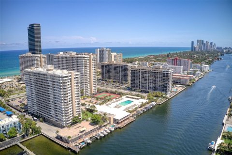 Condo in Hallandale Beach, Florida, 3 bedrooms  № 1818243 - photo 3