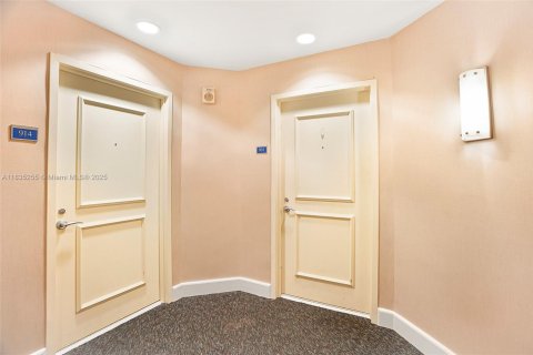 Condo in Hallandale Beach, Florida, 3 bedrooms  № 1818243 - photo 16