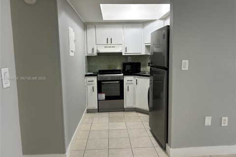 Apartment in Fort Lauderdale, Florida 2 bedrooms, 645.76 sq.m. № 1987178 - photo 12