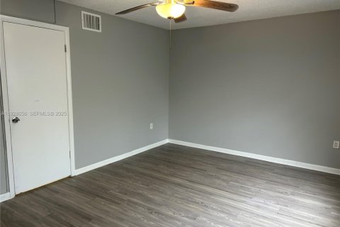 Apartment in Fort Lauderdale, Florida 2 bedrooms, 645.76 sq.m. № 1987178 - photo 11