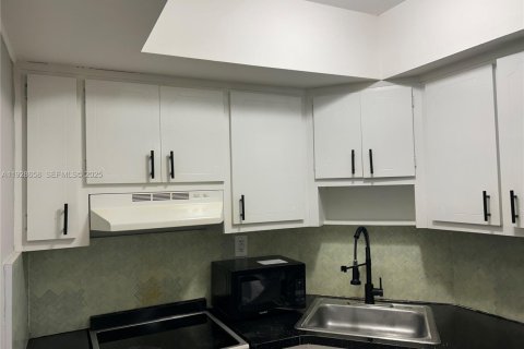 Apartment in Fort Lauderdale, Florida 2 bedrooms, 645.76 sq.m. № 1987178 - photo 19