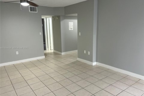 Apartment in Fort Lauderdale, Florida 2 bedrooms, 645.76 sq.m. № 1987178 - photo 4