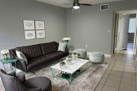 Apartment in Fort Lauderdale, Florida 2 bedrooms, 645.76 sq.m. № 1987178 - photo 2