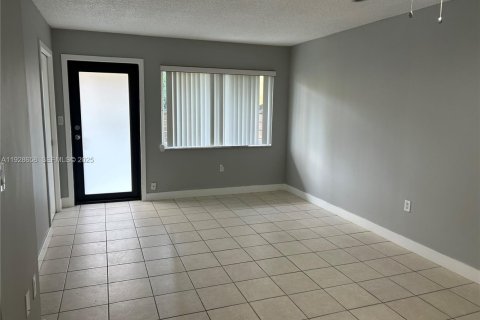 Apartment in Fort Lauderdale, Florida 2 bedrooms, 645.76 sq.m. № 1987178 - photo 6