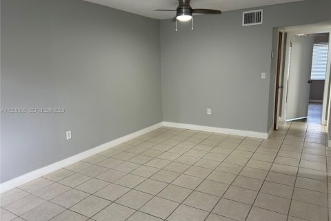 Apartment in Fort Lauderdale, Florida 2 bedrooms, 645.76 sq.m. № 1987178 - photo 3