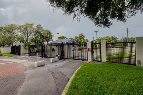 Copropriété à vendre à Tampa, Floride: 2 chambres, 94.67 m2 № 1907377 - photo 4