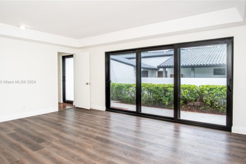 House in Miami, Florida 4 bedrooms, 450.48 sq.m. № 2022615 - photo 17