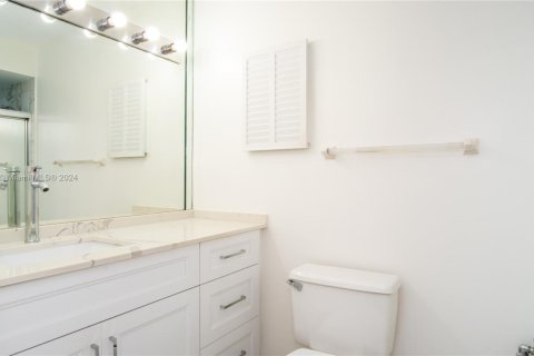 House in Miami, Florida 4 bedrooms, 450.48 sq.m. № 2022615 - photo 10