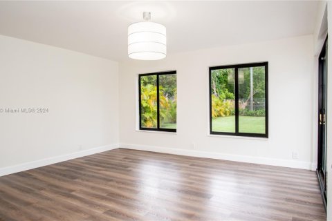 House in Miami, Florida 4 bedrooms, 450.48 sq.m. № 2022615 - photo 12